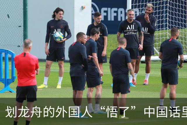 划龙舟的外国人“悟了”中国话里的“同舟共济”
